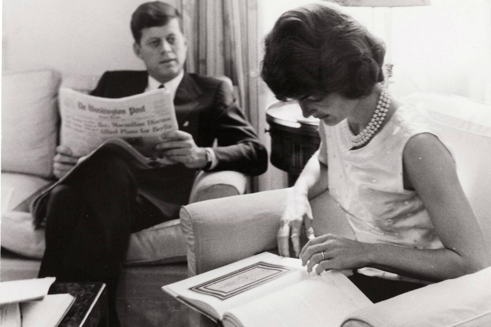 John F. Kennedy feleségével, Jackie-vel otthonukban, 1960-ban