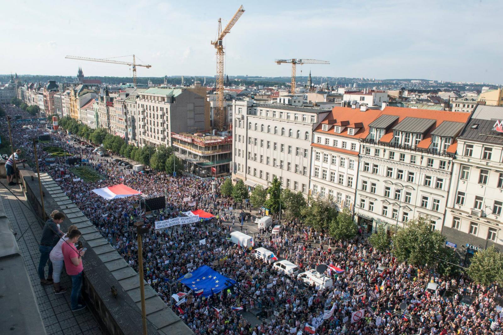 Százezres tömeg tüntetett Prágában