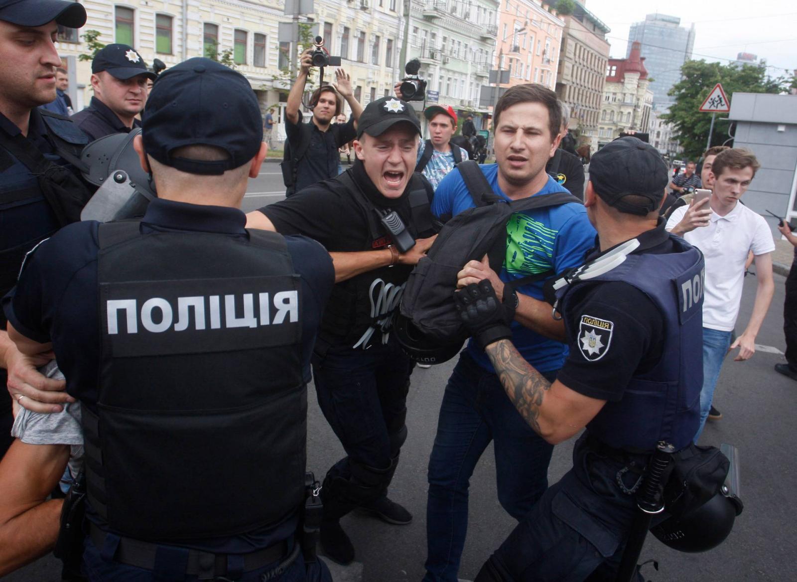 Ellentüntetőt tartanak vissza a rendőrök a kijevi Pride-on