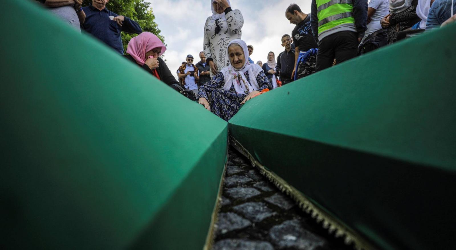 A srebrenicai mészárlás újabb, azonosított áldozatainak temetése