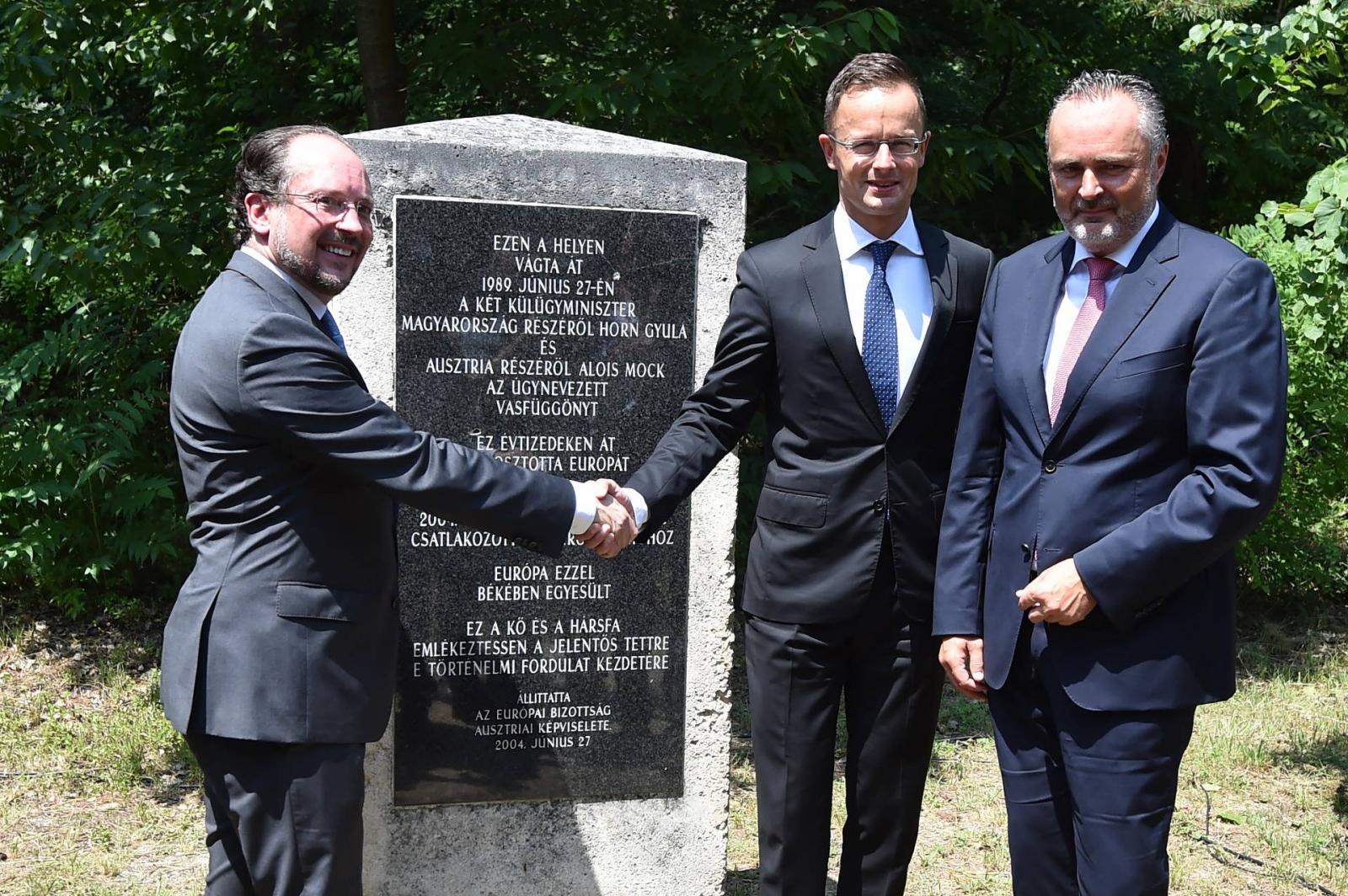 Alexander Schallenberg, osztrák külügyminiszter, Szijjártó Péter, magyar külügyminiszter és Hans Peter Doskozil június 27-én, a vasfüggöny lebontásának 30. évfordulóján