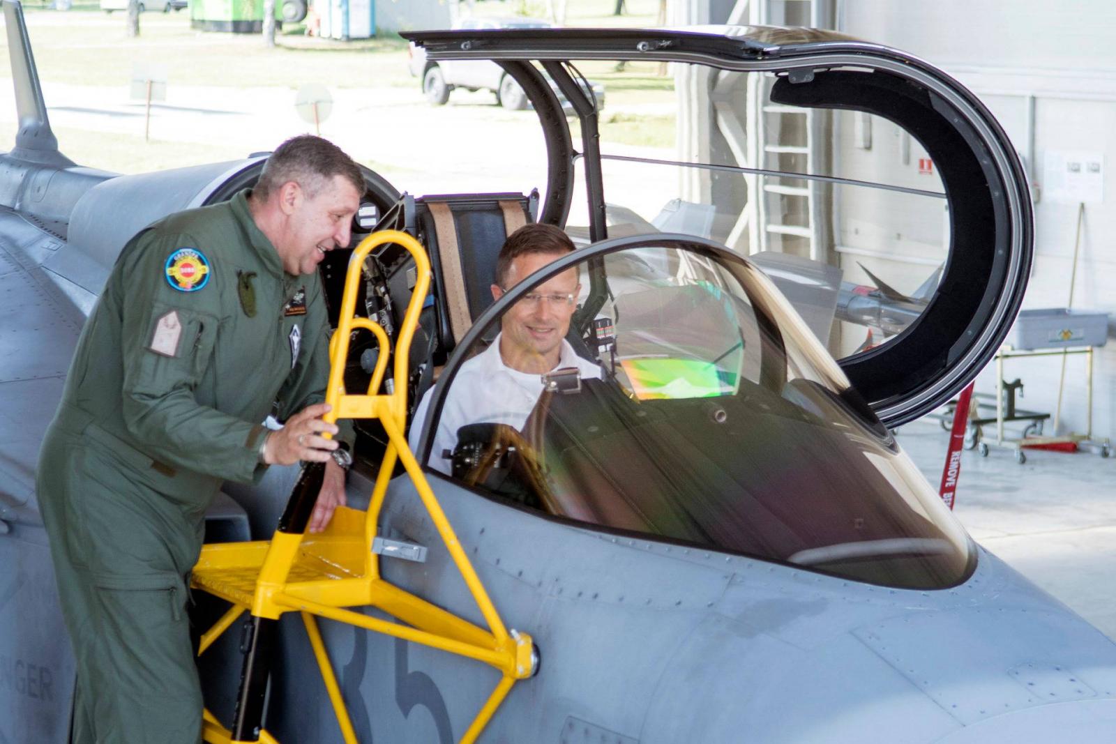 Szijjártó Péter külgazdasági és külügyminiszter ül a magyar honvédség JAS 39 Gripen vadászgépében a Siauliai katonai bázison, Litvániában