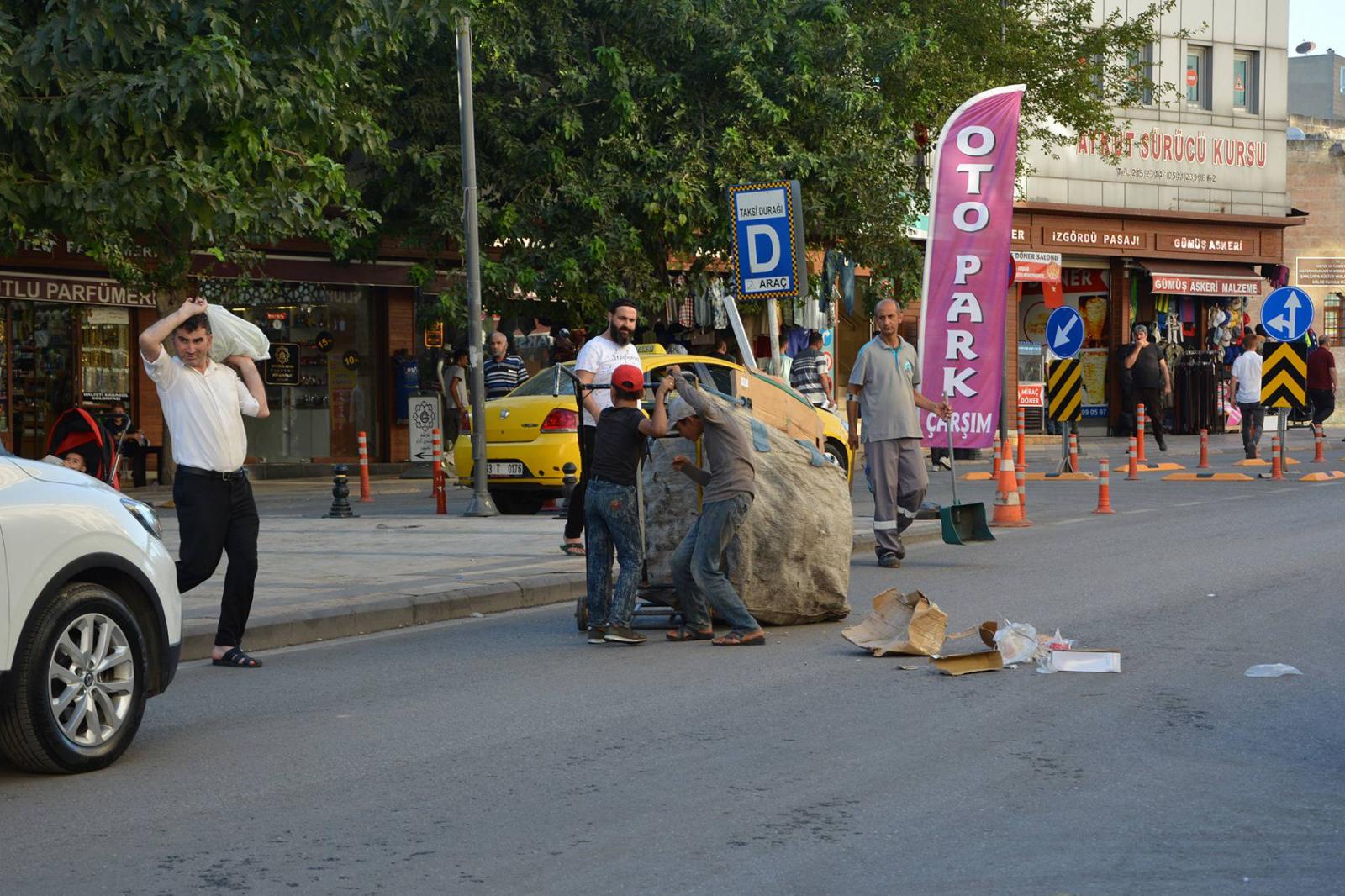 Gyerekek hasznosnak ítélt szemetet, hulladékot gyűjtenek. A szírek menekült gyermekek közül csak kevesen járnak iskolába. Sok szegényebb török gyerek is kénytelen munkát vállalni. Vizet, zsebkendőt, perecet árulnak, besegítenek a családi üzletbe, vagy egy