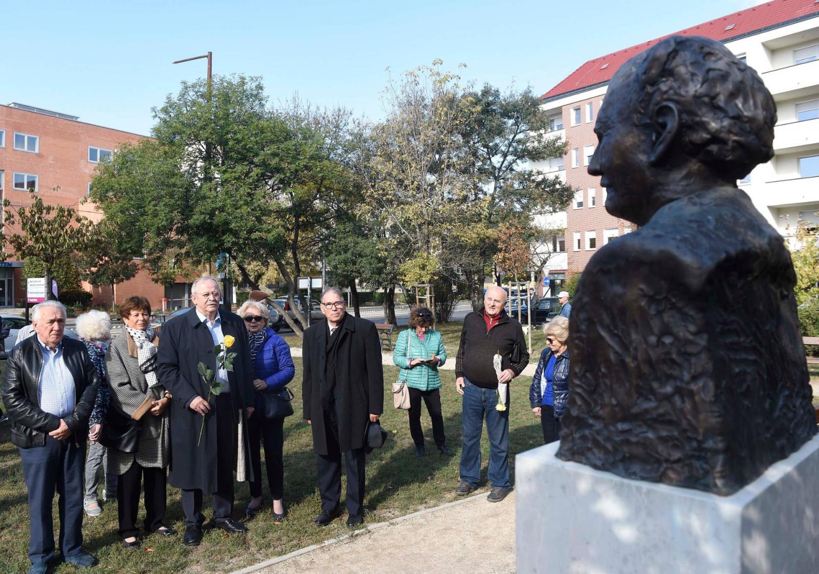 Kovács László, Kuncze Gábor, Fellegi Katalin, valamint Gulyás András Göncz Árpád mellszobra előtt 2019. október 6-án