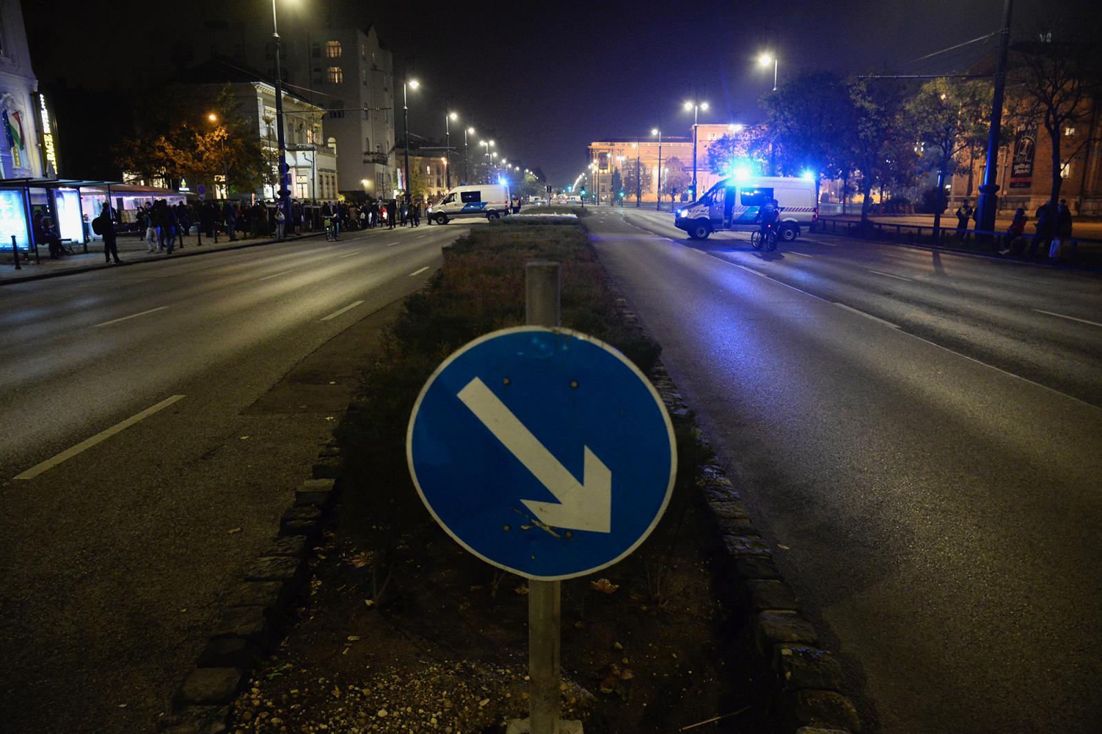 Teljes útzár a Hősök terénél. Nem csak a Margit körőt, hanem Erdogan konvojának teljes útvonalát lezárták