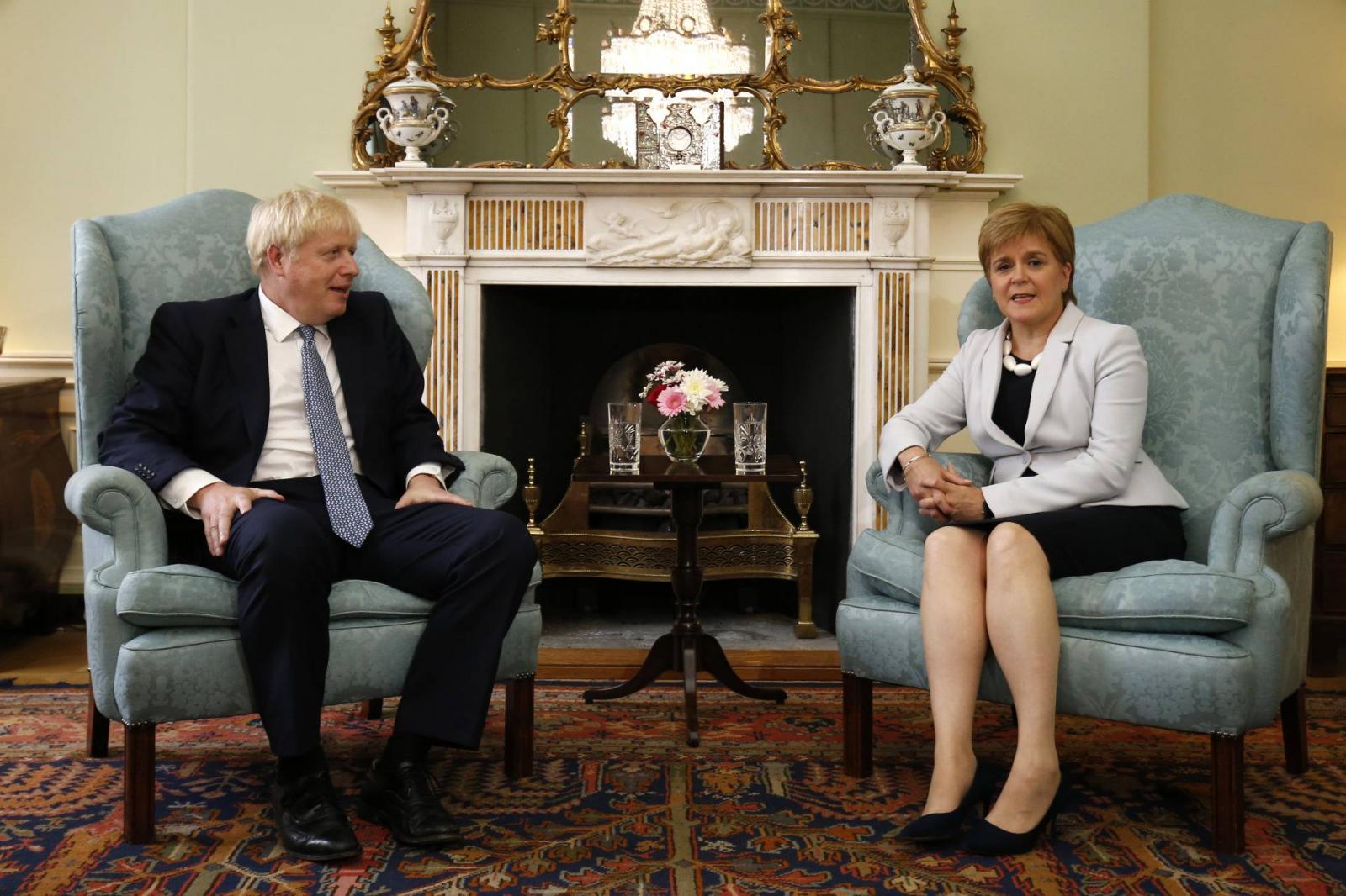 Boris Johnson brit kormányfő és Nicola Sturgeon skót miniszterelnök