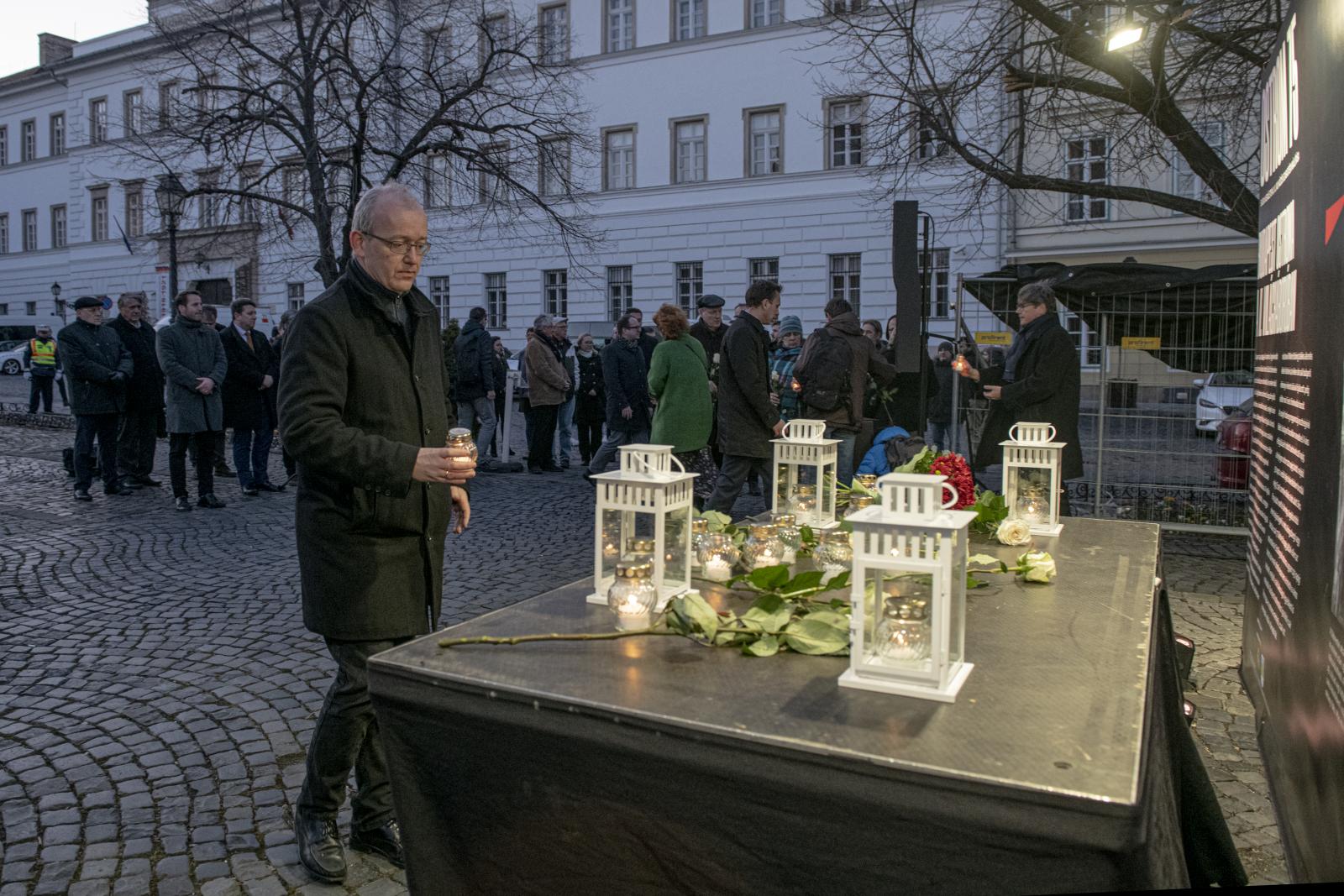 Ungváry Krisztián történész beszédet mond a rendezvényen