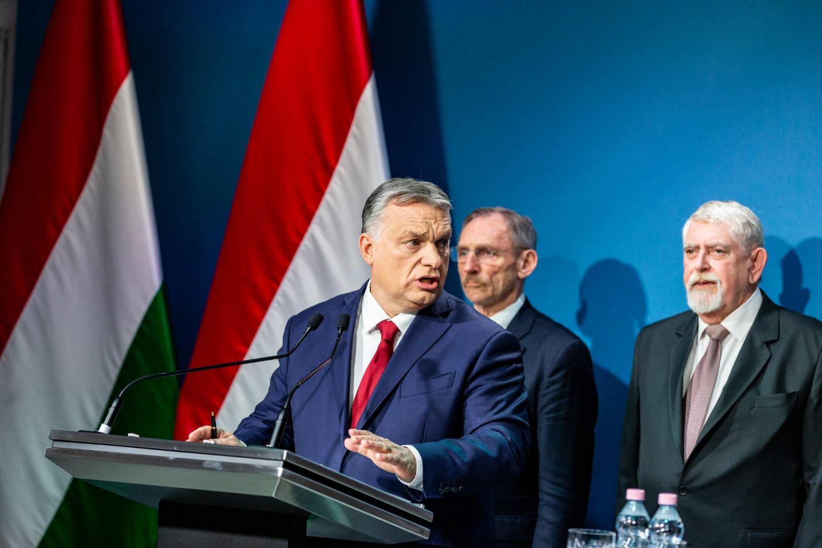 Pintér és Kásler Orbán Viktor sajtótájékoztatóján az Operatív Törzs ülése után