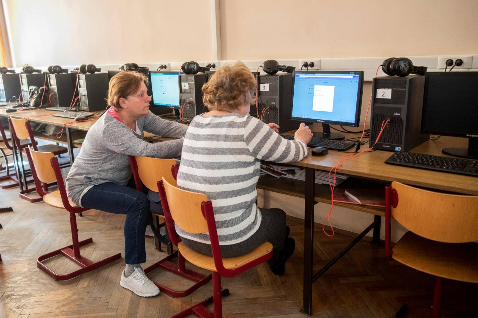 Pedagógusok ismerkednek Google Tanterem programmal az Orosházi Református Két Tanítási Nyelvű Általános Iskolában