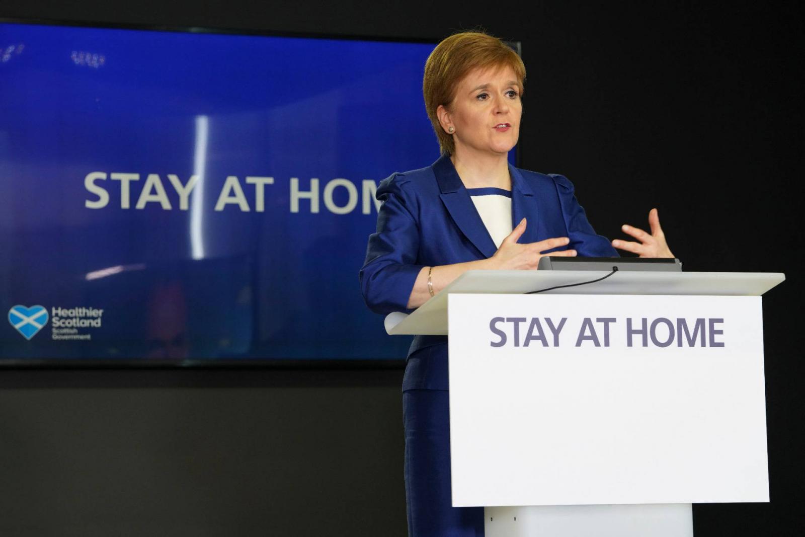 Nicola Sturgeon skót miniszterelnök. Skócia, Wales és Észak-Írország folytatja az elszigetelődés, az otthon maradás politikáját