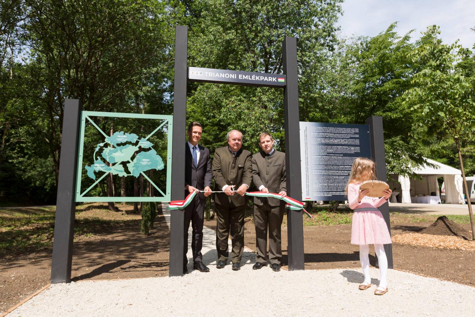 Zámbó Péter, az Agrárminisztérium államtitkára (b2), Farkas Ciprián, Sopron polgármestere (b) és Ábrahám István a soproni székhelyű TAEG Tanulmányi Erdőgazdaság Zrt. vezérigazgatója átvágja a nemzeti színű szalagot a Trianoni Emlékpark avatóünnepségén