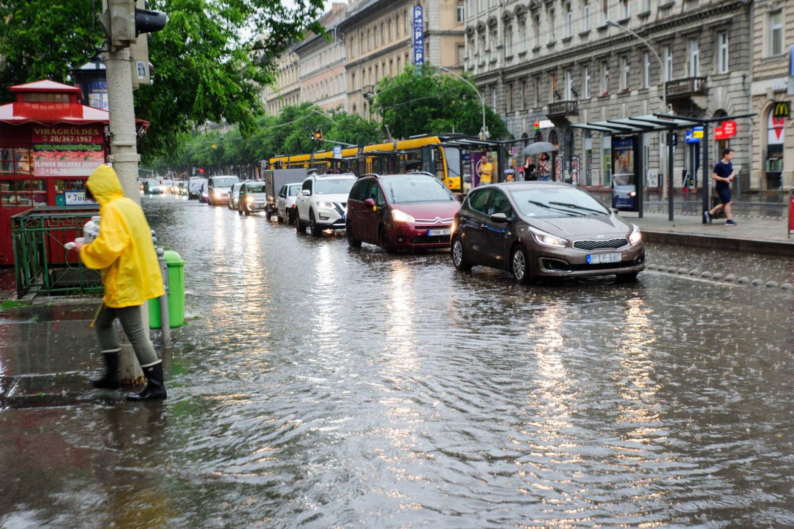 A nagy mennyiségű csapadékvíztől felszakadt útburkolat a XII. kerületi Istenhegyi úton