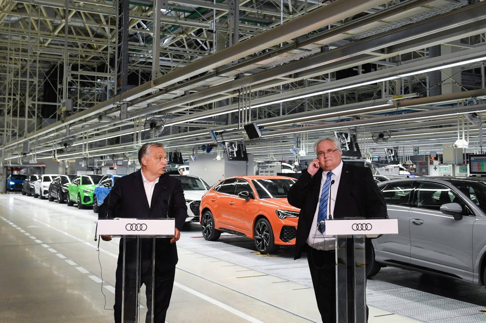 Orbán Viktor miniszterelnök (b) beszédet mond, mellette Alfons Dintner, az Audi Hungaria Zrt. igazgatóságának elnök a győri Audi-gyárban 2020. június 15-én