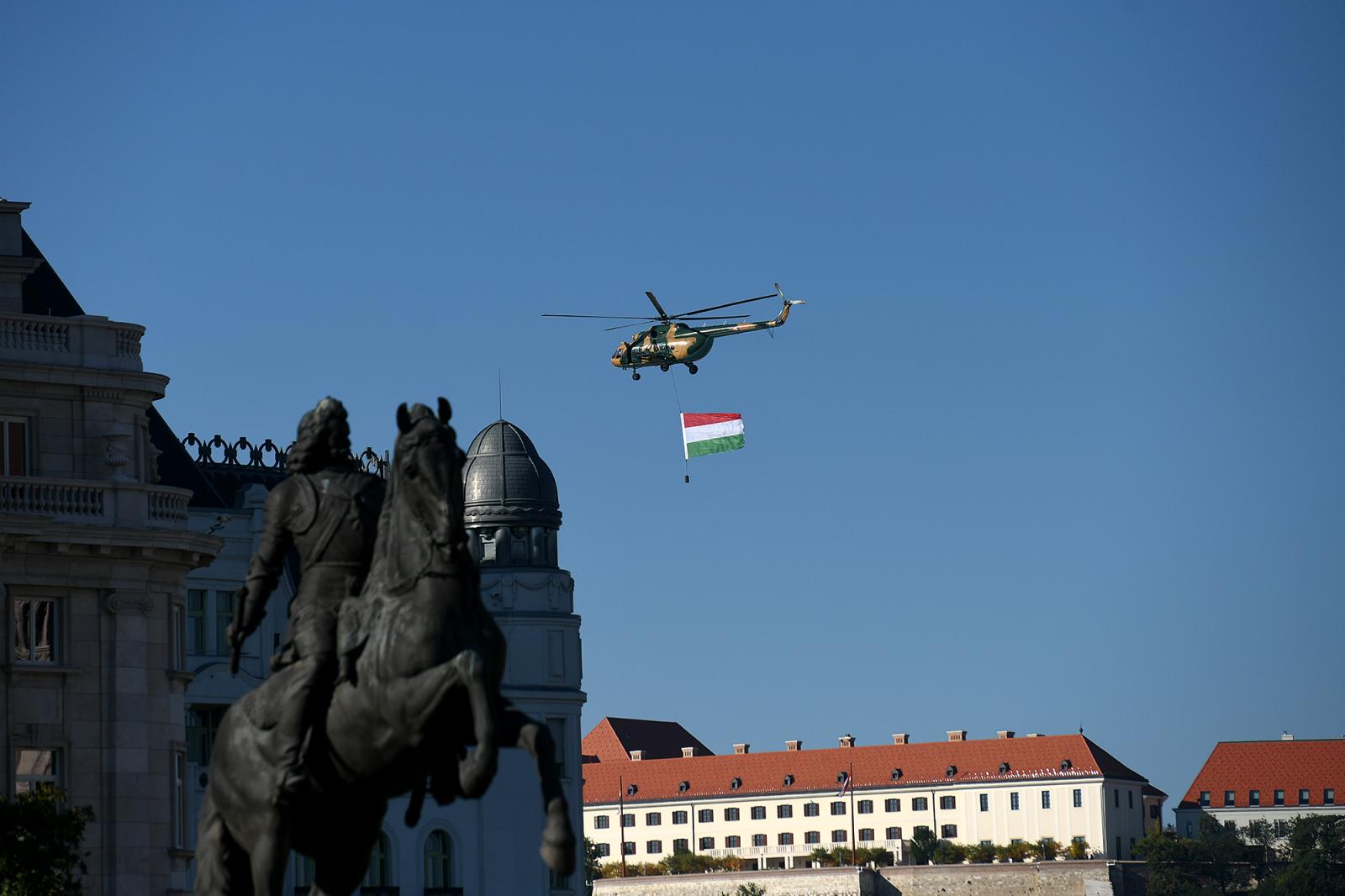 Tűzijáték helyett nemzeti színnel kivilágított Lánchíd