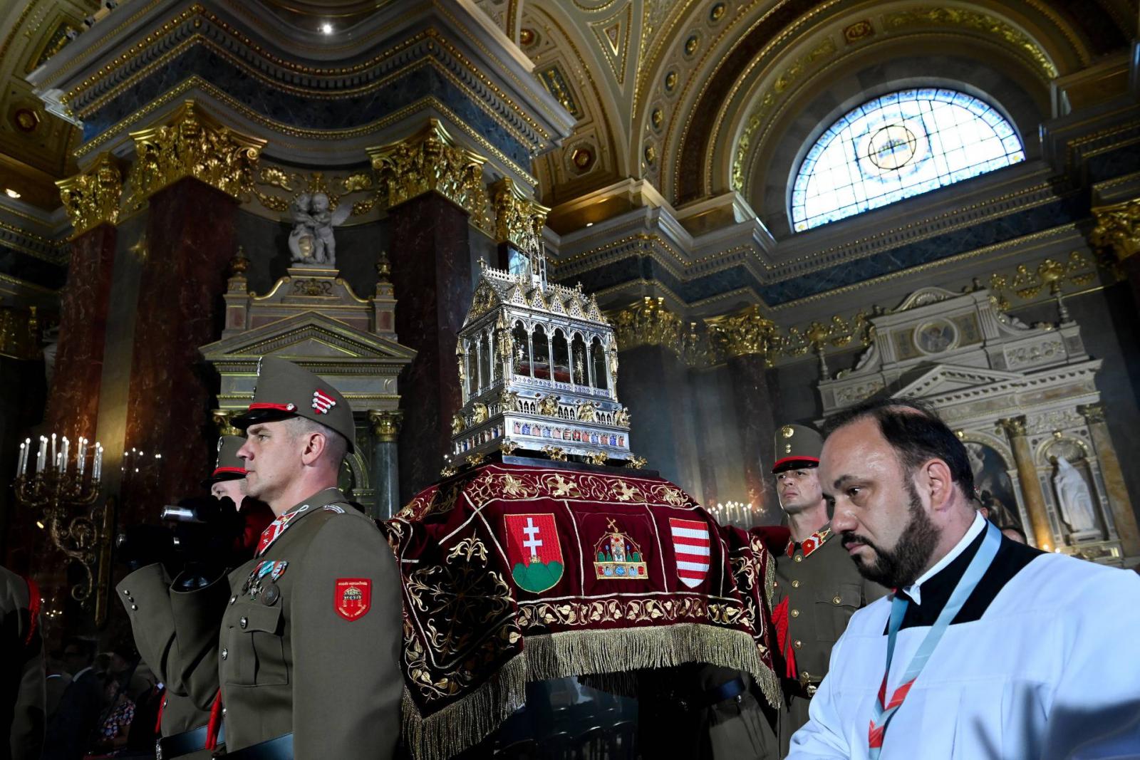 Tűzijáték helyett nemzeti színnel kivilágított Lánchíd