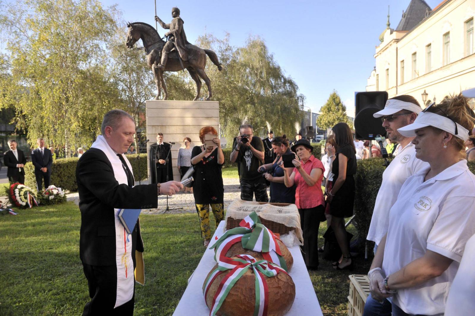 Tűzijáték helyett nemzeti színnel kivilágított Lánchíd