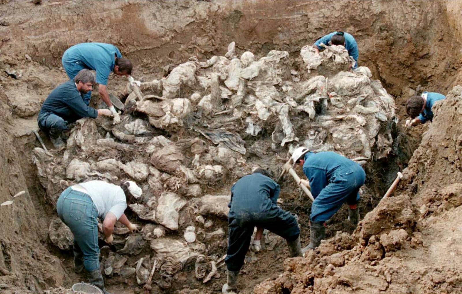 Tömegsírt tárnak fel 1996-ban Srebrenicában, ahol nyolcezer boszniai férfit és fiút öltek meg Mladic parancsára