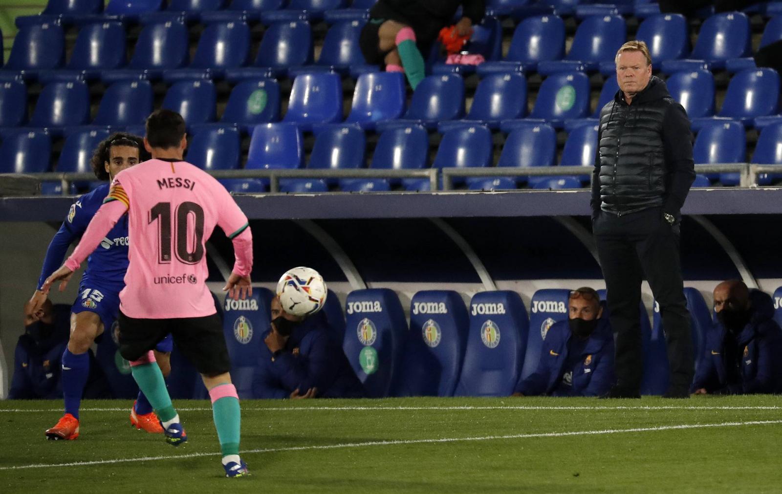 Ronald Koeman figyeli csapatát a hétvégi, Getafe elleni bajnokin.