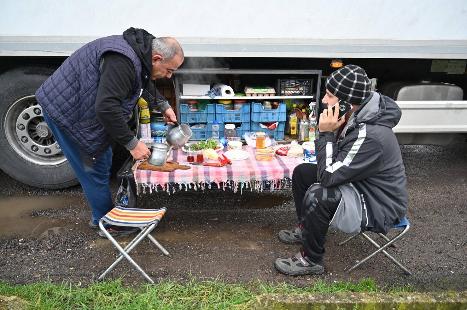 Több ezer nemzetközi fuvarozó kénytelen Nagy-Britanniában vesztegelni