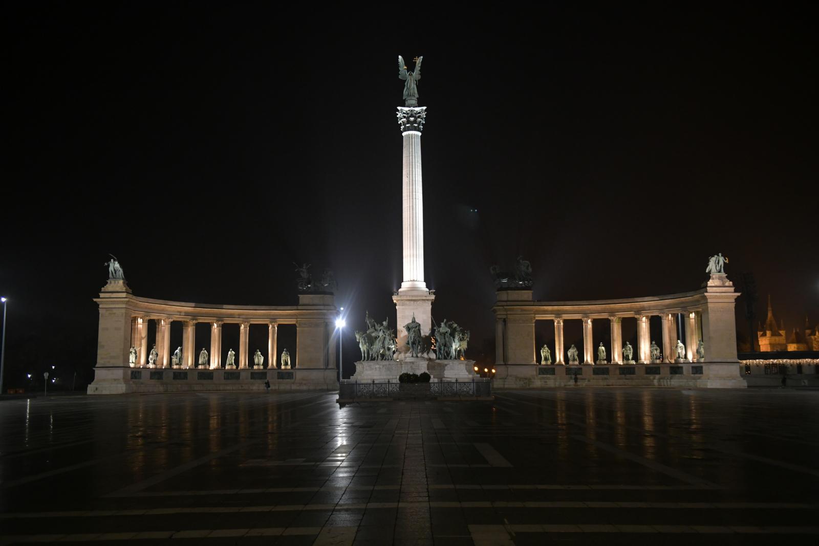 A Hősök tere kivilágítva