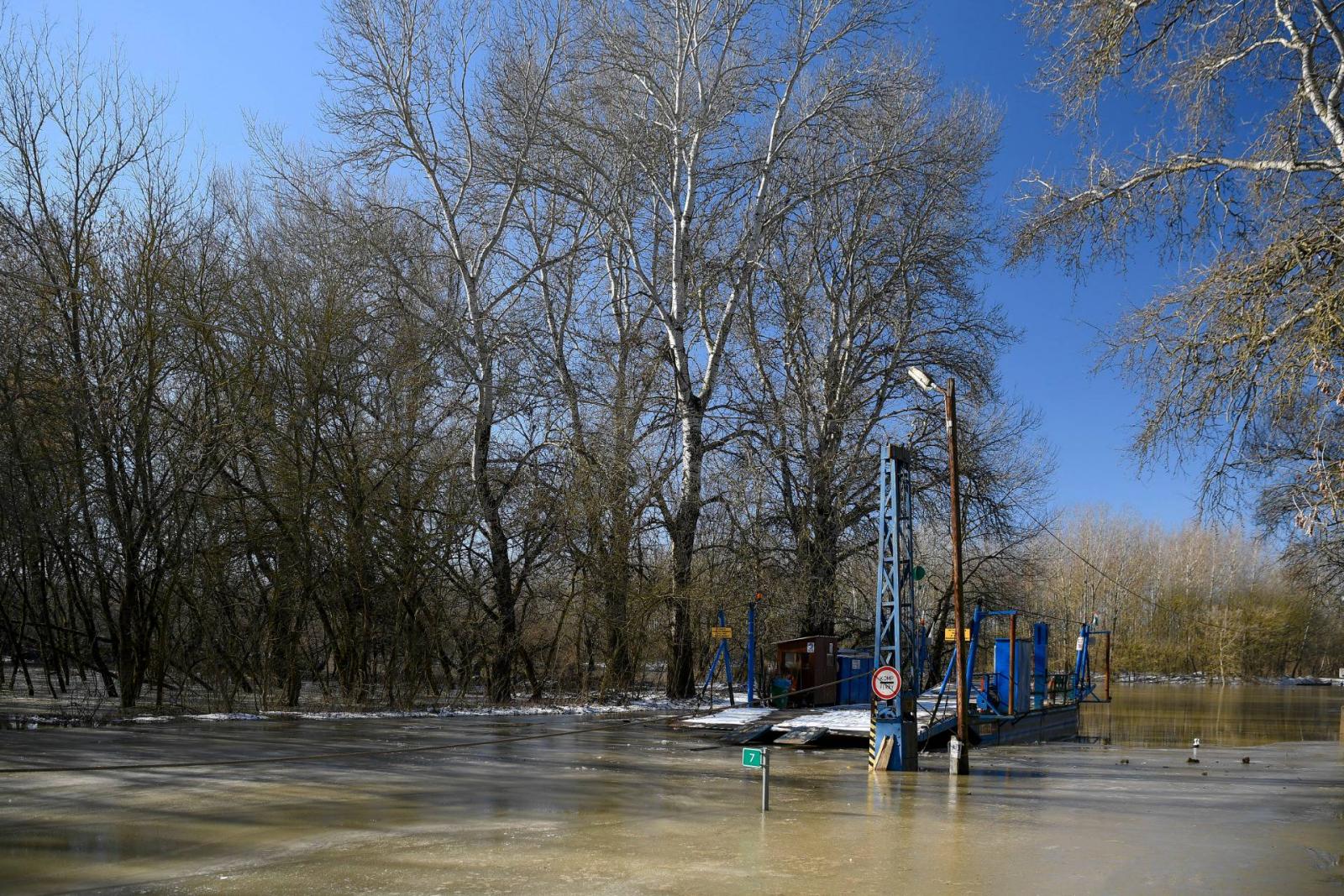 Az áradó Tisza miatt veszteglő komp Tiszadobnál