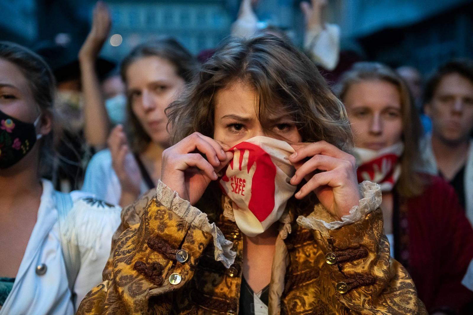 Demonstráció a Színház- és Filmművészeti Egyetem Vas utcai épülete előtt Második figyelmeztetés: ZsákUtcaBál címmel