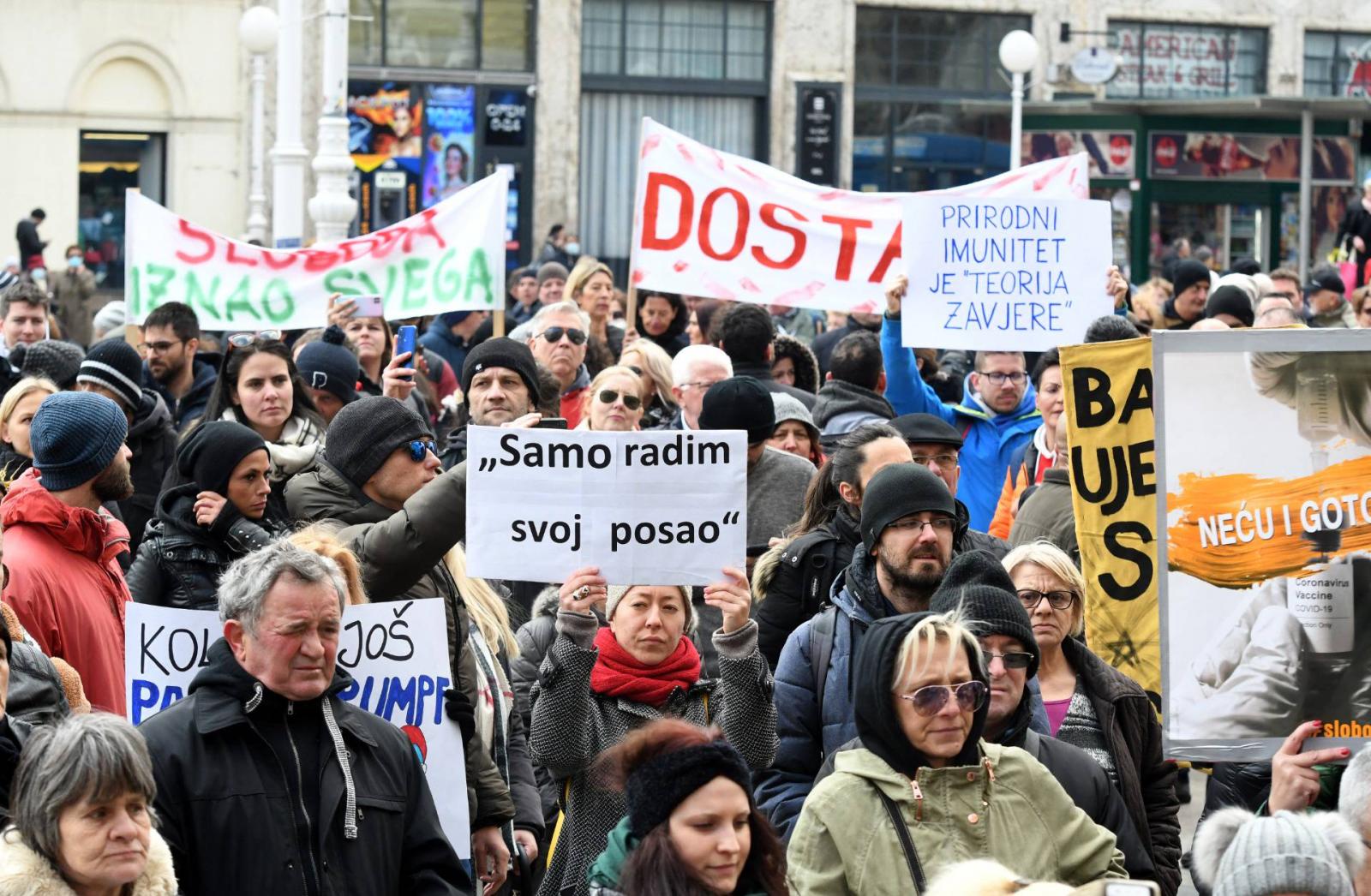 Maszk nélküli oltás- és korlátozás ellenes tüntetők Zágrábban