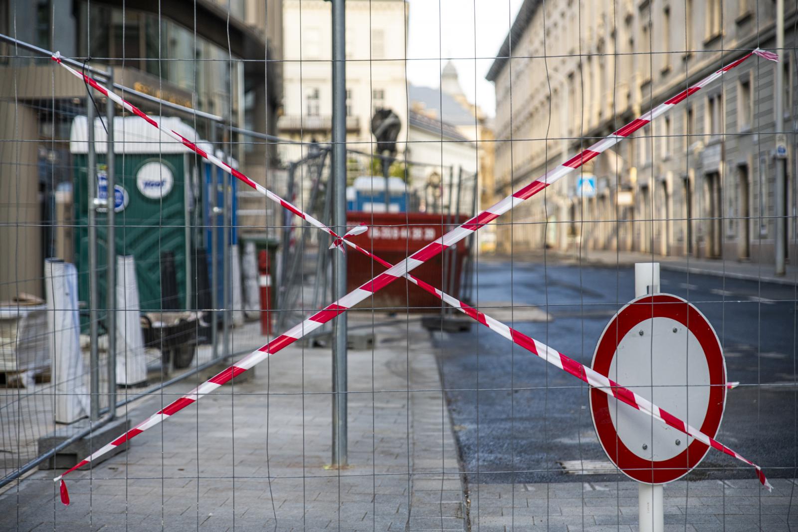 A Színház- és Filmművészeti Egyetem diákjai egyetemfoglalásba kezdtek, miután szeptember elsején érvénybe lépett az egyetem új alapítványi modellje, amely a hallgatók, a tanári kar és a vezetőség szerint is a kormány kontrollját hivatott biztosítani az in