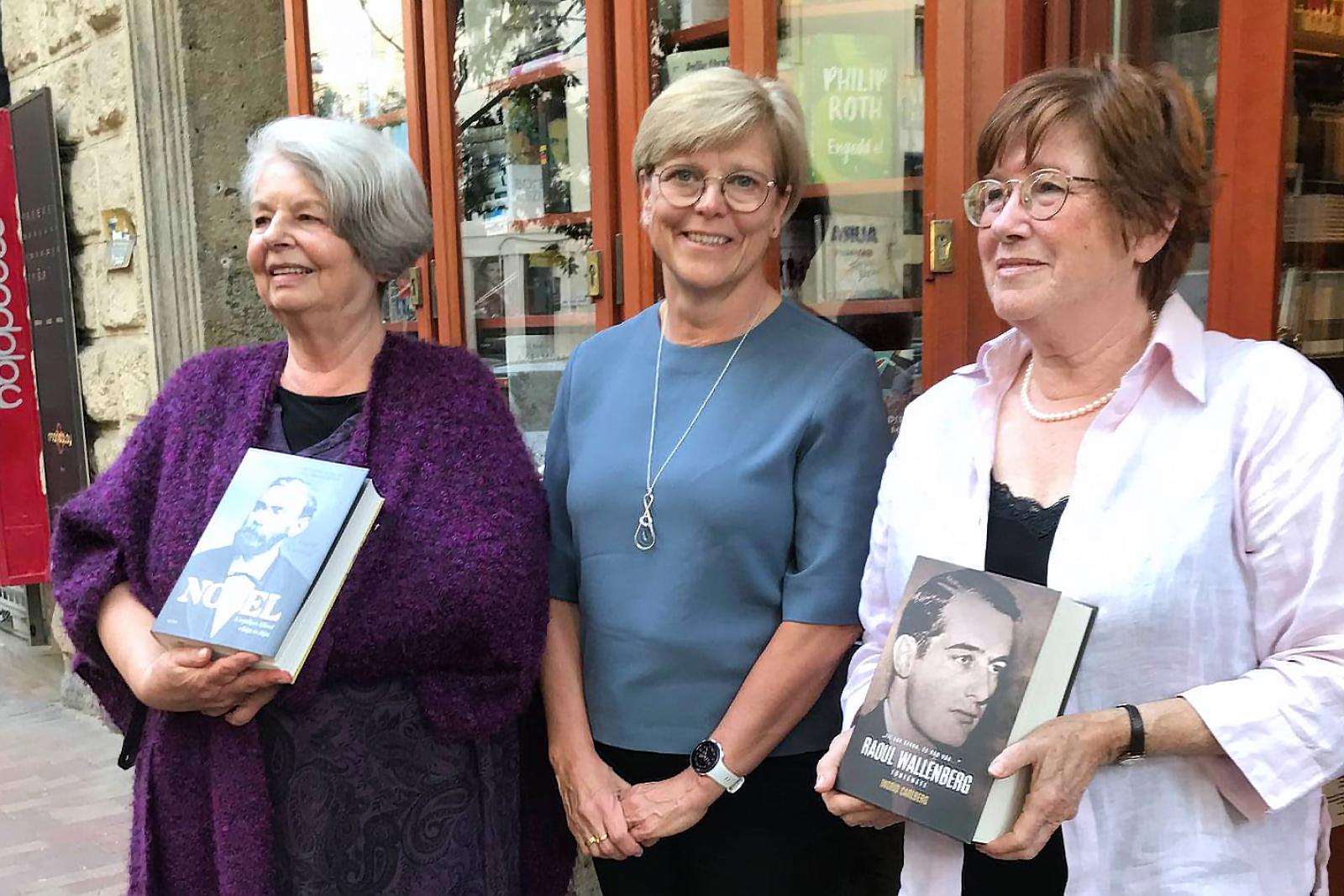 A kötet szerkesztője, Veres Mária, a szerző, Ingrid Calberg, és a fordító, Garam Katalin