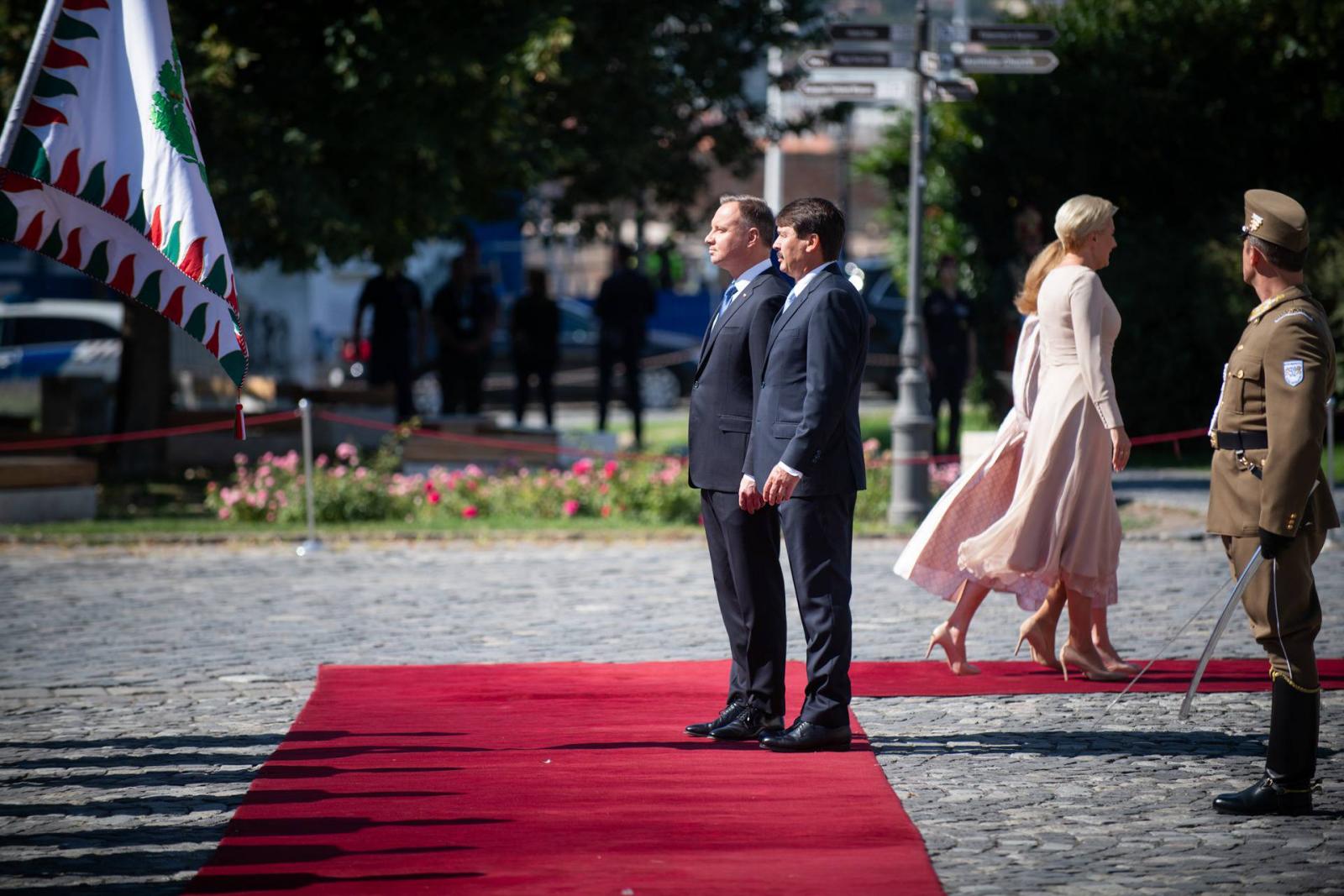 2021.09.21. Encs község része Fügöd. Lakosainak jelentős része Roma származású állampolgár. Sokan mélyszegénységben élnek. A koronavírus nem kímélte a község lakosait sem, sokan közülük megbetegedtek, kórházba kerültek. Ennek ellenére jelentős az oltásell