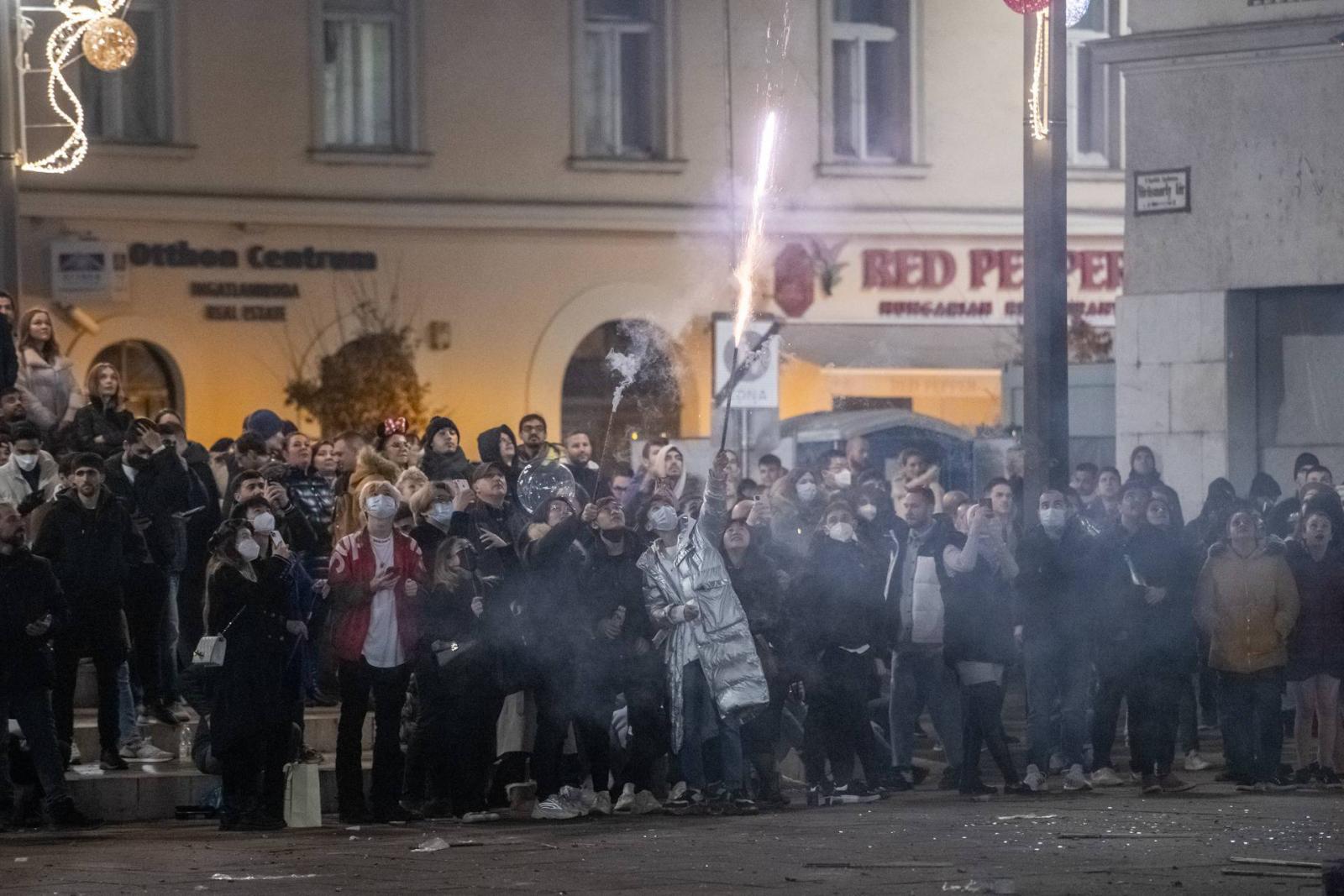 Újévköszöntő utcabál Budapest belvárosában, a Deák tér és Vörösmarty tér környékén.