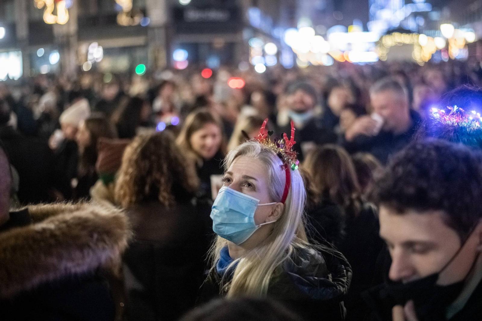 Újévköszöntő utcabál Budapest belvárosában, a Deák tér és Vörösmarty tér környékén.