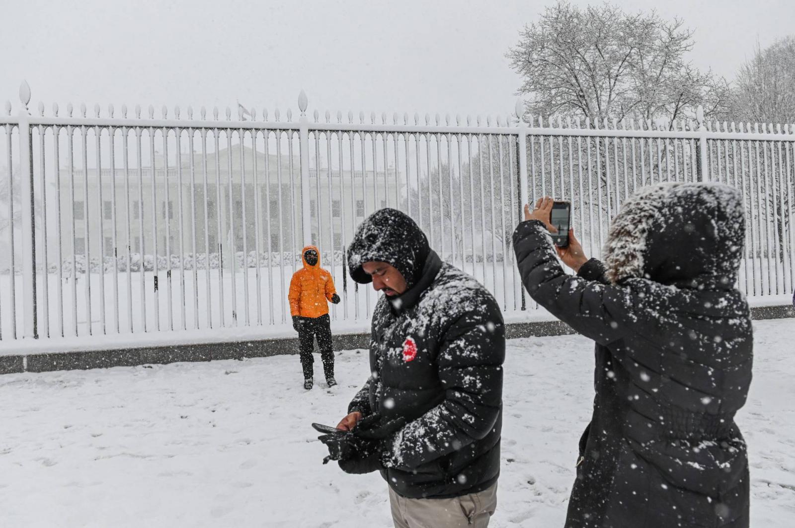 Az emberek hatalmas hógolyócsatát vívnak a National Mallon, miután egy váratlan hóvihar nagyjából 8 hüvelyknyi havat zúdított Washingtonra.