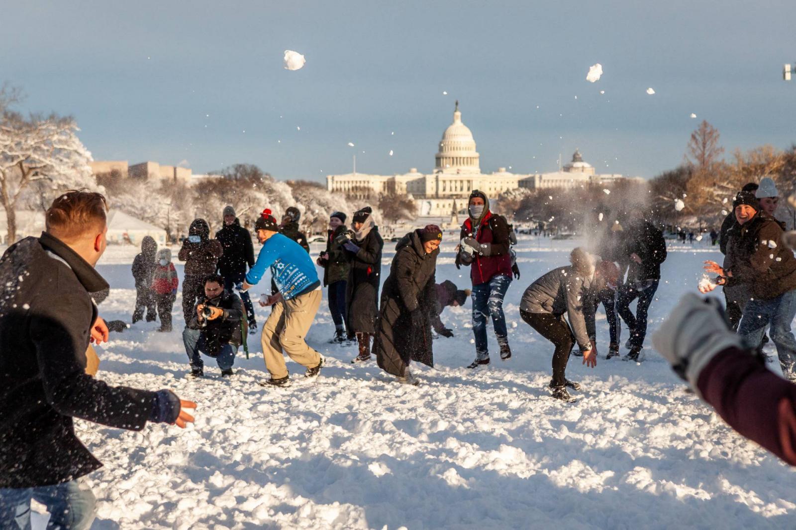 Az emberek hatalmas hógolyócsatát vívnak a National Mallon, miután egy váratlan hóvihar nagyjából 8 hüvelyknyi havat zúdított Washingtonra.