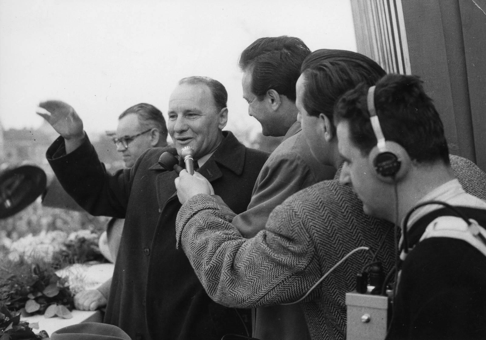 Szepesi György sportriporternek nyilatkozik Balogh II Sándor, mellette Lakat Károly, Puskás Ferenc és Czibor Zoltán. 1949.