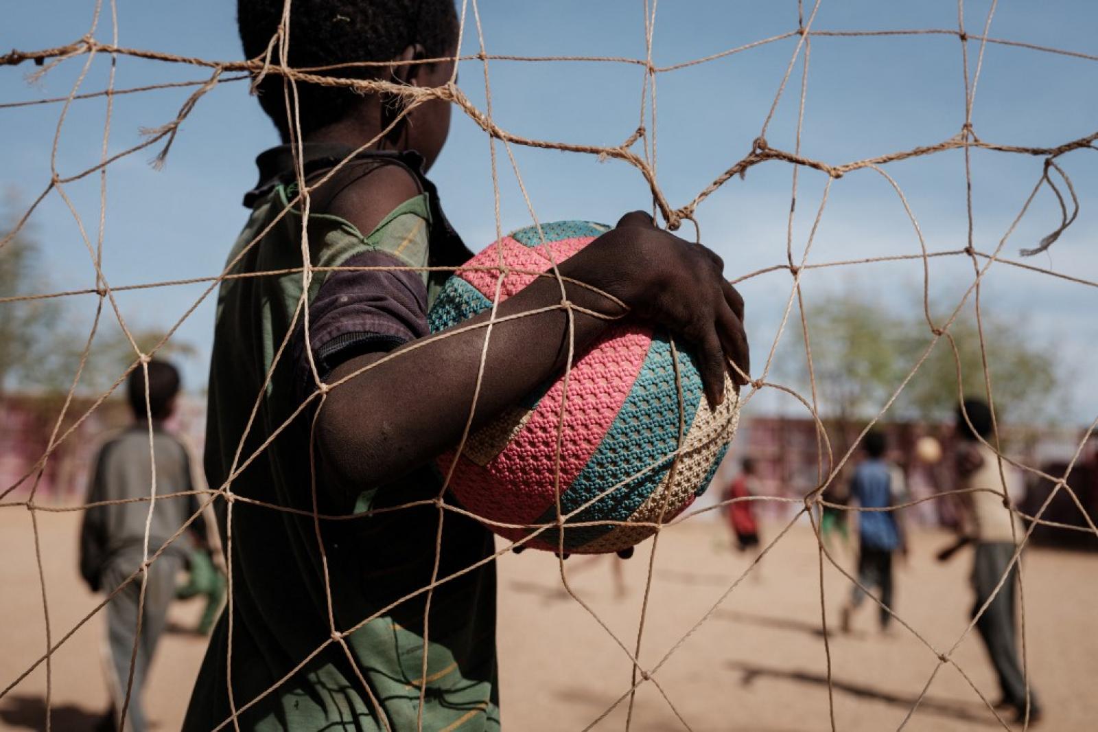 <p>Bulley Hassanow Alliyow  vizet ad a gyermekének a szomáliai Baidoa városában lévő Tawkal 2 Dinsoor menekülttáborban 2022. február 14-én.</p>