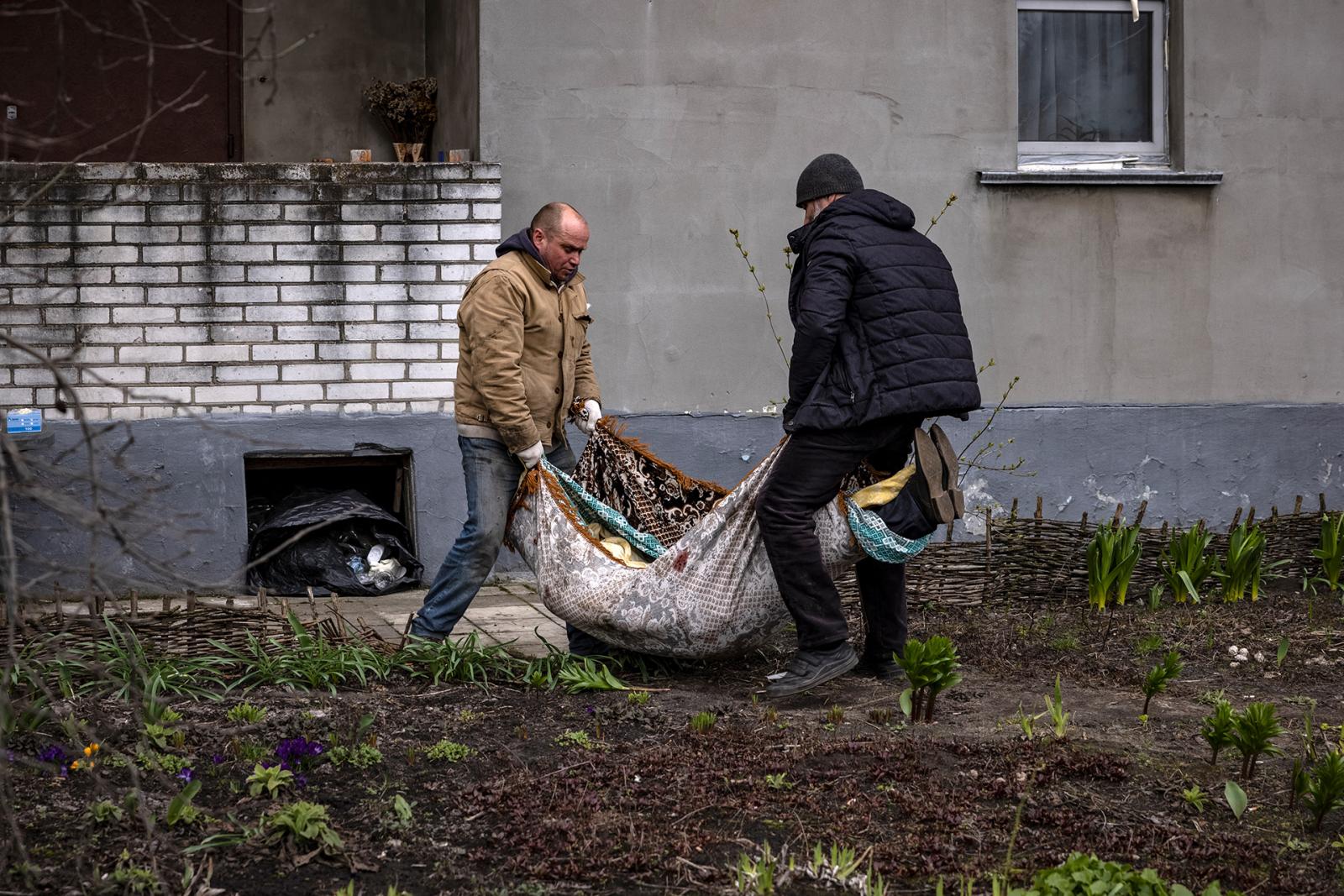 A 2022. április 12-én készült fényképen látható Gosztomel polgármesterének, Jurij Prylypko exhumált holtteste, akit egy templom közelében temettek el Gosztomel faluban, a Kijevi területen. - A 62 éves Prylypko március 7-én halt meg, az orosz erők megérkez