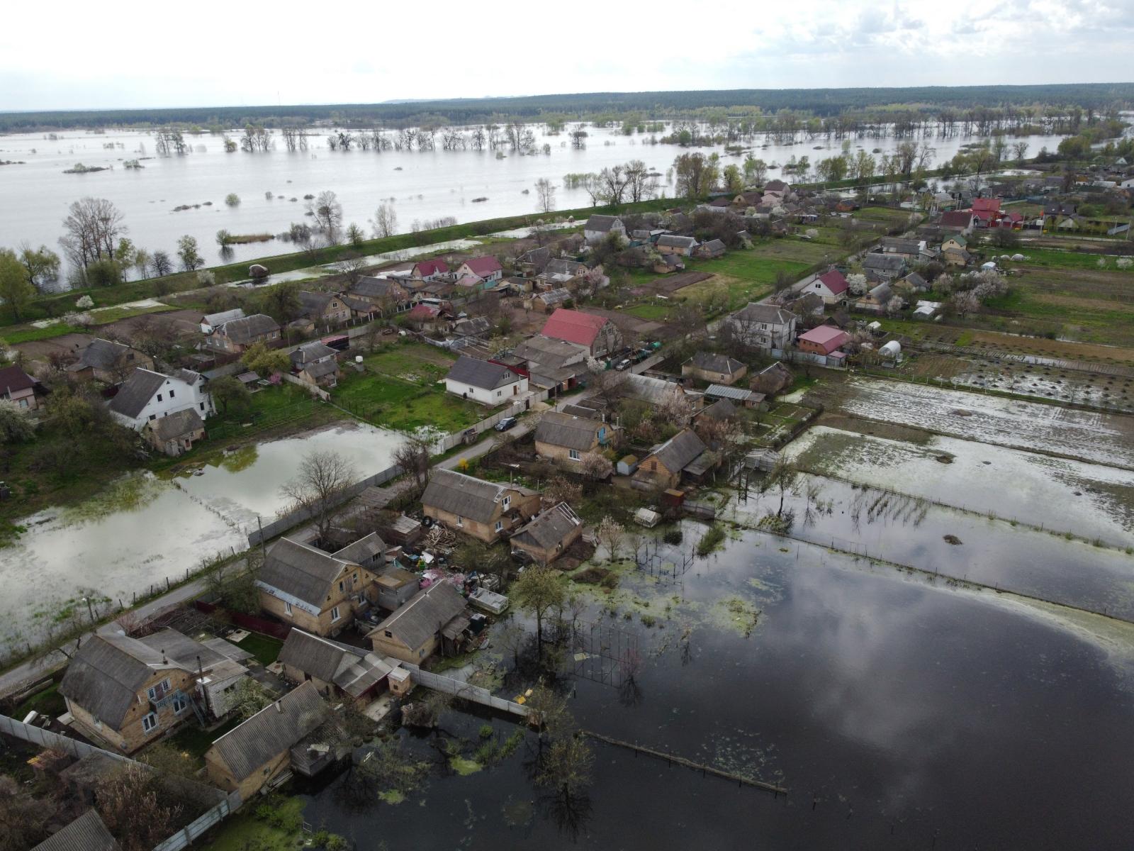 Egy lány néz ki egy buszból, miközben az orosz megszállás alatt álló zaporizzsjai területről származó családok érkeznek egy humanitárius konvojjal a belső menekültek regisztrációs és feldolgozó központjába Zaporizzsjában 2022. április 29-én, az Ukrajna el