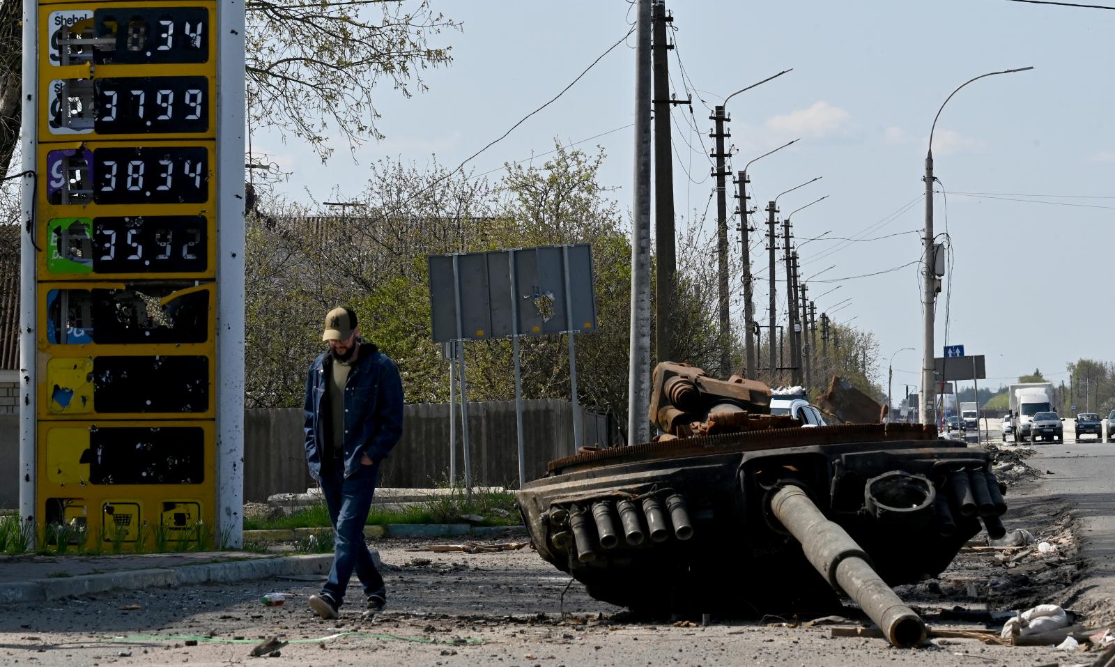 Egy lány néz ki egy buszból, miközben az orosz megszállás alatt álló zaporizzsjai területről származó családok érkeznek egy humanitárius konvojjal a belső menekültek regisztrációs és feldolgozó központjába Zaporizzsjában 2022. április 29-én, az Ukrajna el