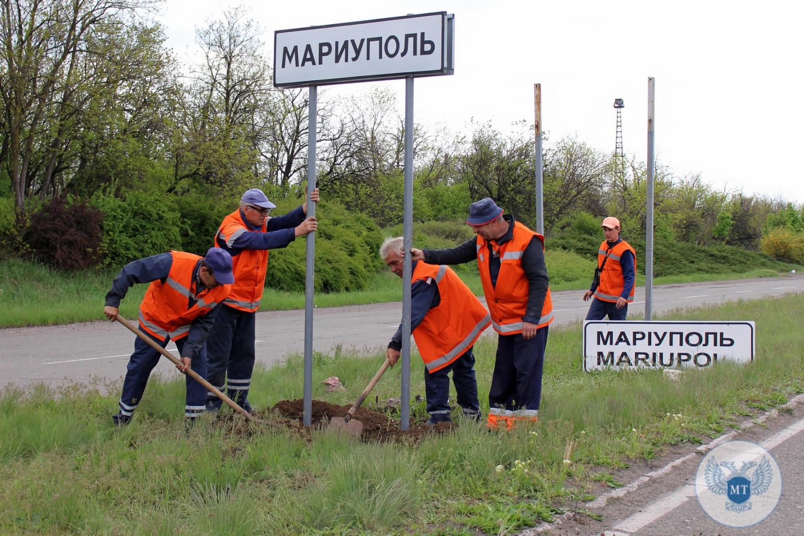 Ukrán katonák viszik az orosz csapatokkal vívott harcban elesett csapattársuk, Ruszlan Borovyk koporsóját a gyászszertartás után a kijevi Szent Mihály Aranykupolás székesegyházban 2022. május 4-én.