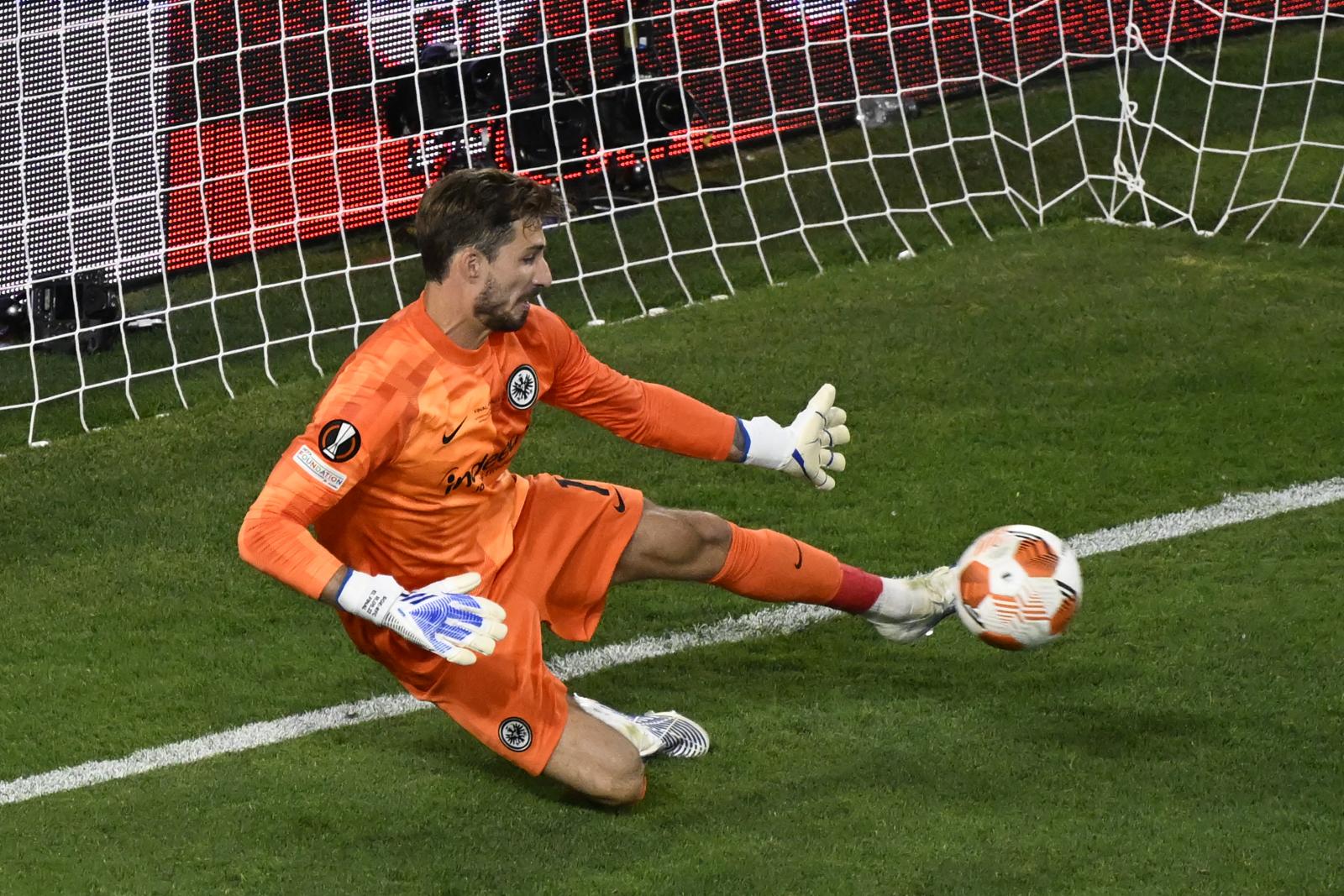 Kevin trapp kivédi Ramsey büntetőjét.