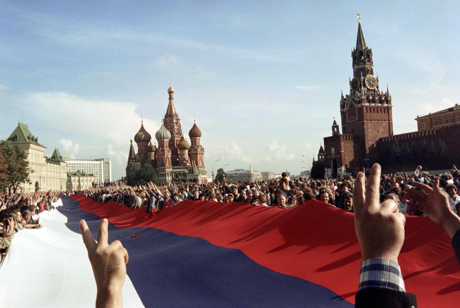 Mihail Gorbacsov, a Szovjetunió volt elnöke Serge Mangin francia művész mellszobrát nézi, miután leleplezte azt a vendégek előtt Berlinben 2009. november 9-én, amikor Németország a berlini fal leomlásának 20. évfordulóját ünneplik.