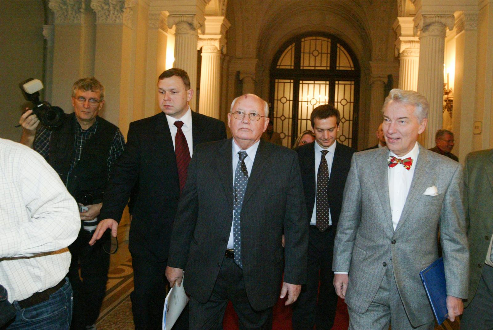 Mihail Gorbacsov, a Szovjetunió volt elnöke Serge Mangin francia művész mellszobrát nézi, miután leleplezte azt a vendégek előtt Berlinben 2009. november 9-én, amikor Németország a berlini fal leomlásának 20. évfordulóját ünneplik.