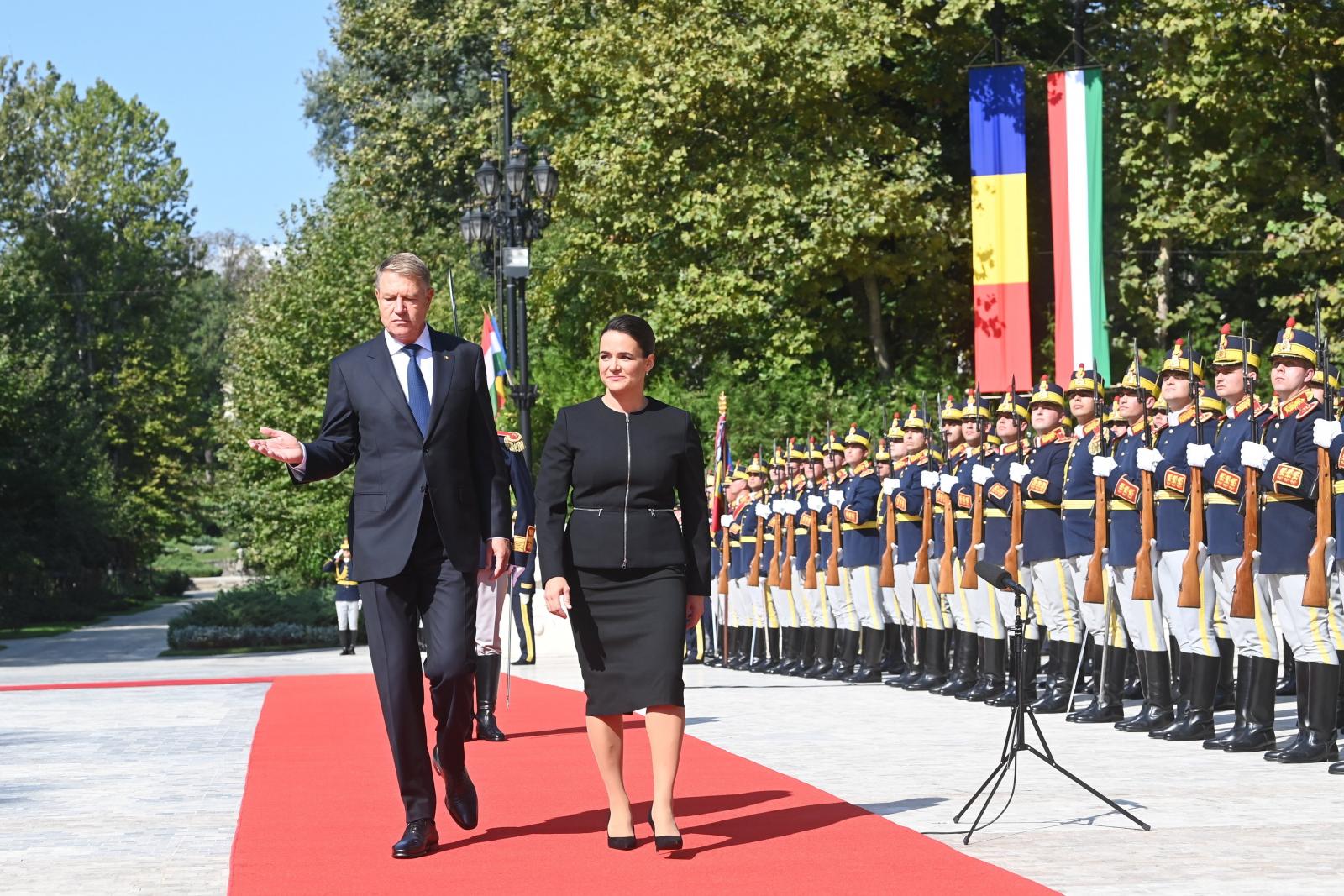 Klaus Iohannis katonai díszsorfal előtt fogadta Novák Katalint