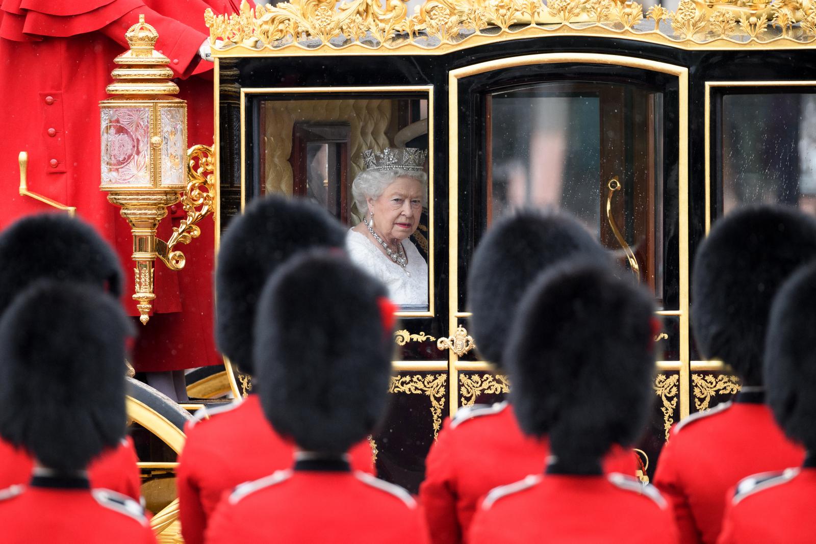 II. Erzsébet brit királynő a Parlament épülete felé tart a jubileumi állami hintóban, miközben a Parlament állami megnyitójára készül London központjában 2016. május 18-án.