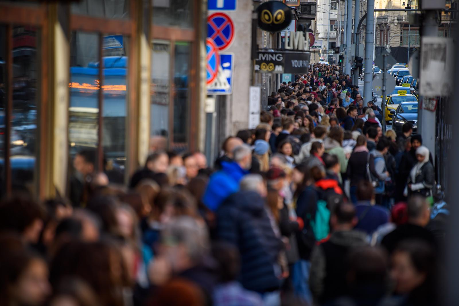 Diák-szülő élőlánc Budapesten a Ferenciek terénél