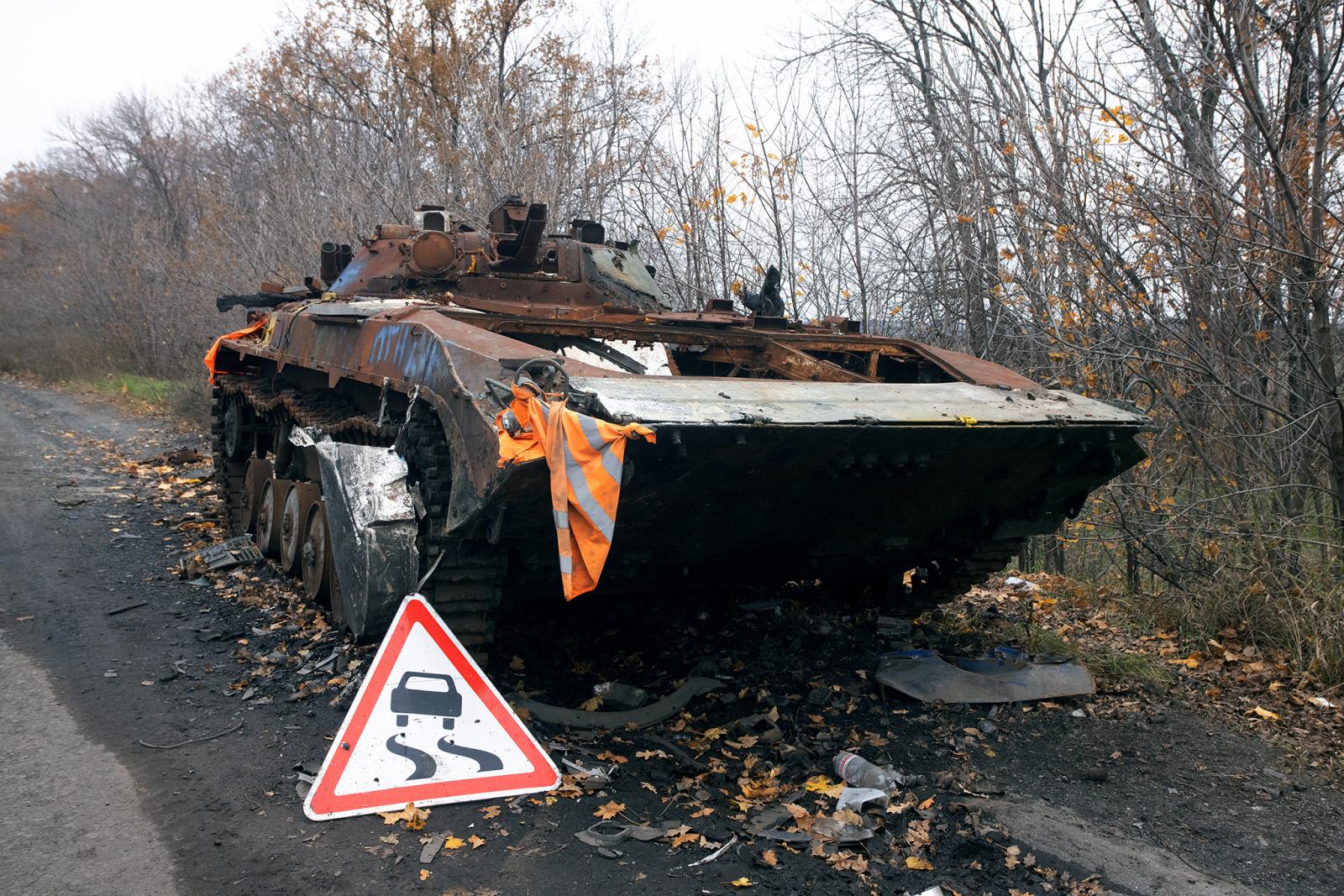 A 2022. október 31-én készült légi felvételen gabonával megrakott teherhajók láthatók az isztambuli Boszporusz déli bejáratánál lévő horgonyzóhelyen.