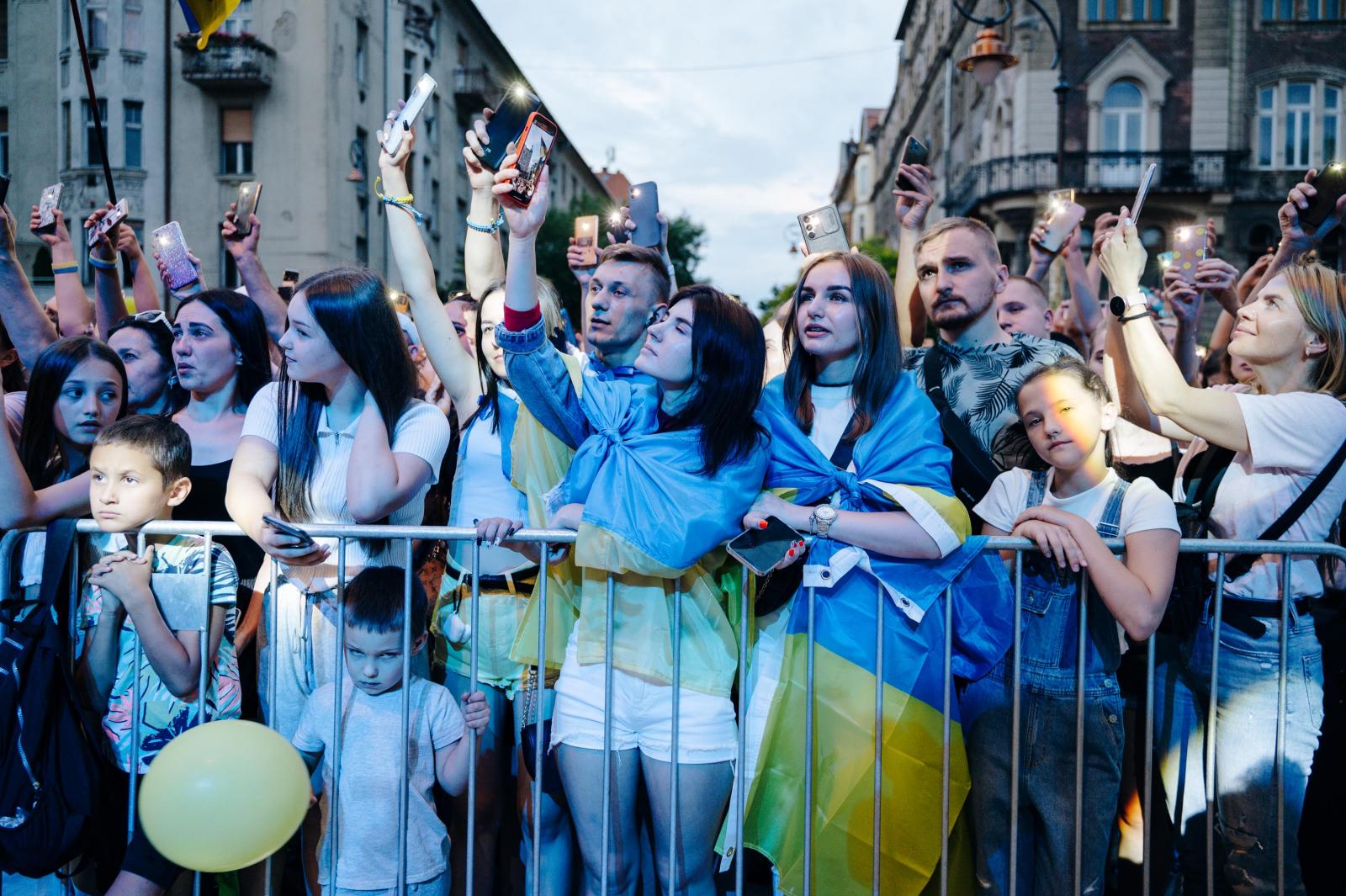 2022. május 5. Egy néző telefonjával a Spinoza világzenei koncert közben