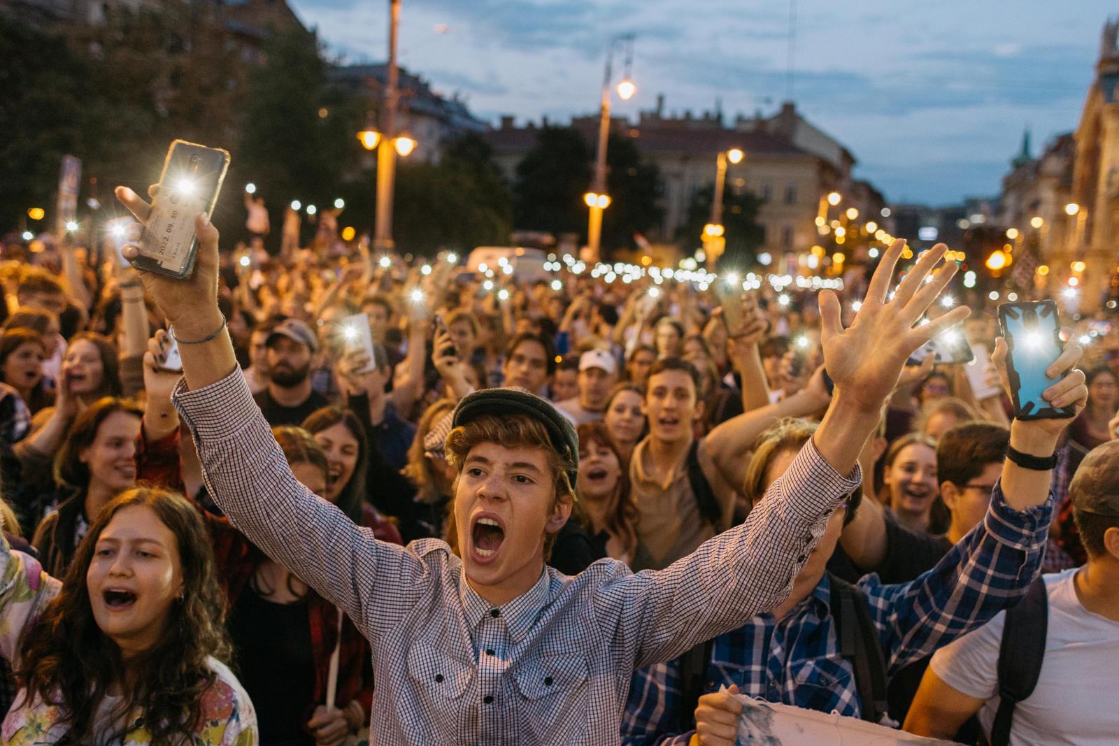 2022. május 5. Egy néző telefonjával a Spinoza világzenei koncert közben