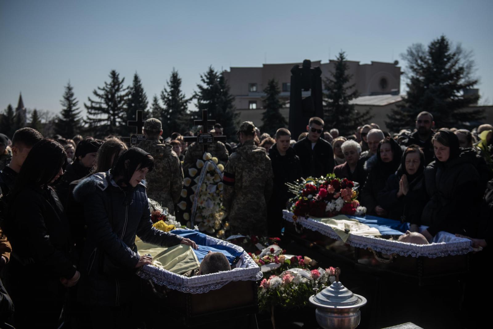 2022. február 25.  A háború kitörését követő napokban katonai egységeket vezényeltek a magyar-ukrán határhoz. A Magyar Honvédség páncélos járműve Vásárosnaményben.